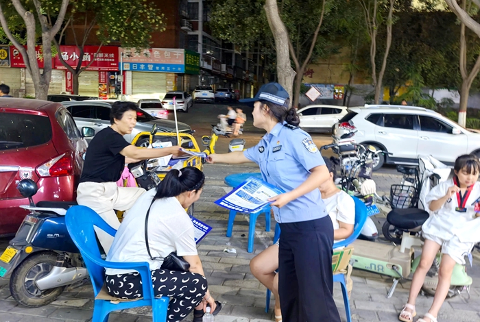 华阴公安城关派出所开展反诈宣传。