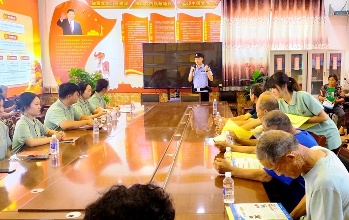 合阳县公安局黑池派出所走进社区开展反诈宣传活动.