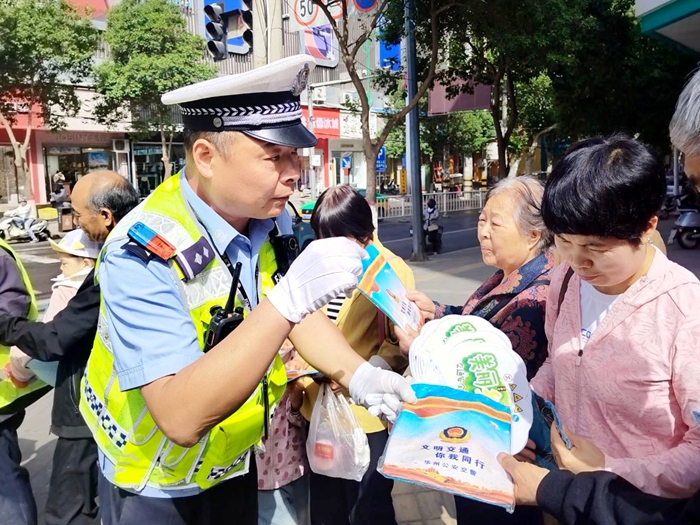 华州交警开展“车让人 人守规 争做文明陕西人”交通安全主题宣传活动。