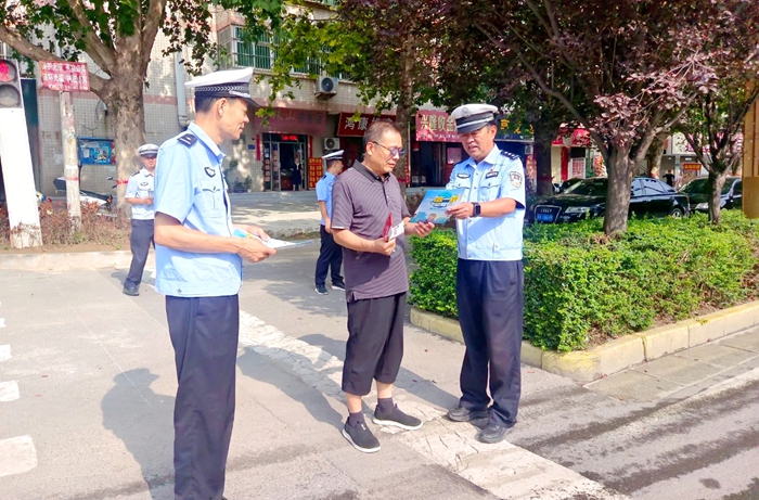 潼关交警开展“车让人 人守规 争做文明陕西人”交通安全主题宣传活动。