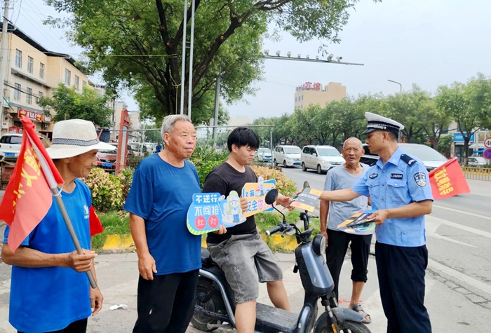 大荔交警开展“车让人 人守规 争做文明陕西人”交通安全主题宣传活动。