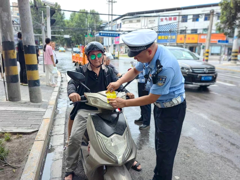 华州公安交警开展电动车挂牌宣传活动。