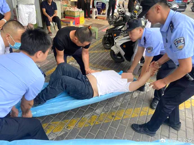 男子醉酒不省人事，民警暖心救助。