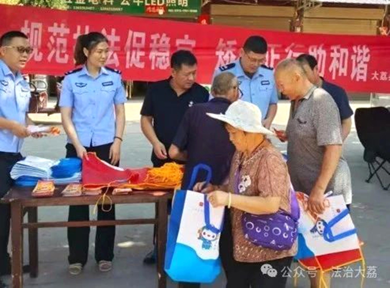 大荔县司法局社区矫正中心联合多部门开展《中华人民共和国社区矫正法》普法宣传活动。