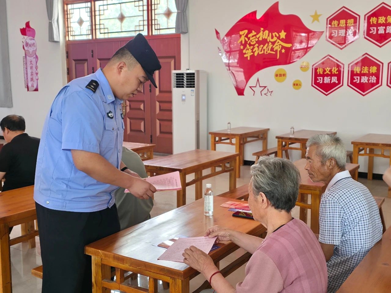 合阳公安南蔡派出所携手大学生开展普法宣传活动。
