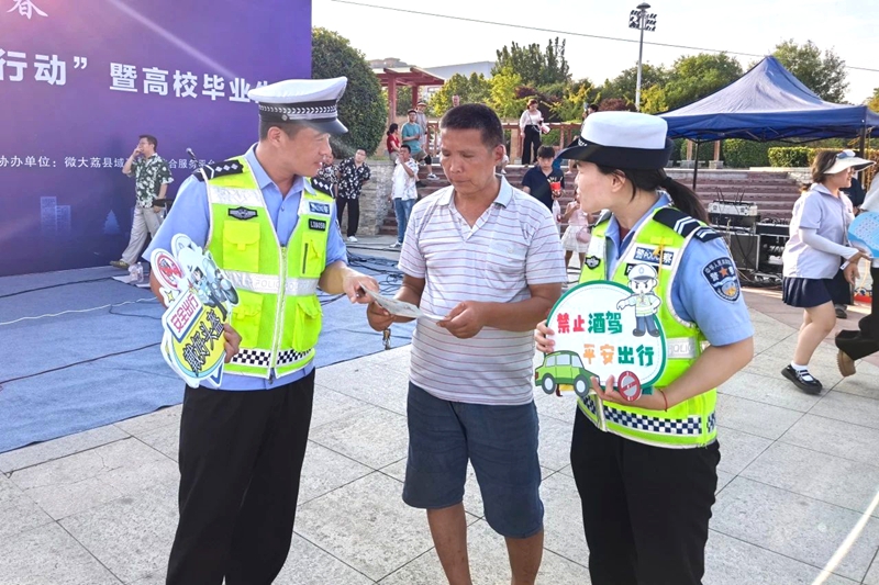 大荔公安交警招聘会现场“送安全”。