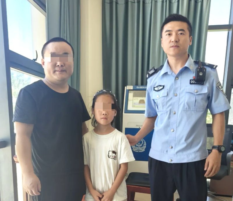 临渭民警暖心找回走丢萌娃。