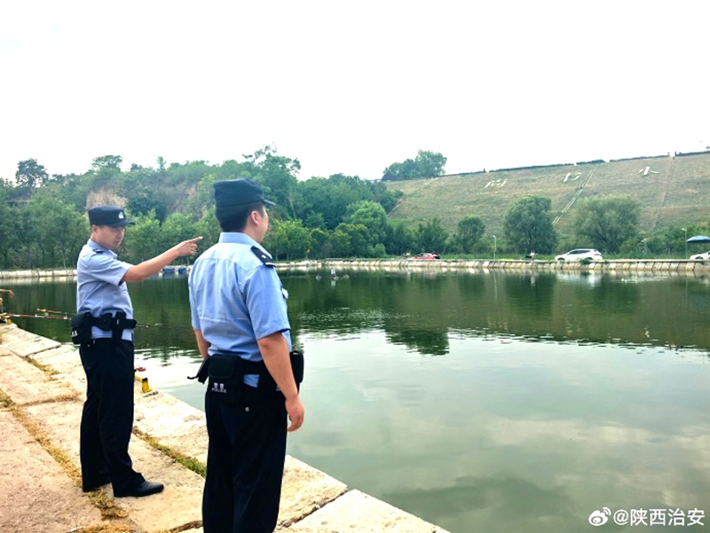 富平民警排查涉险水域安全隐患。