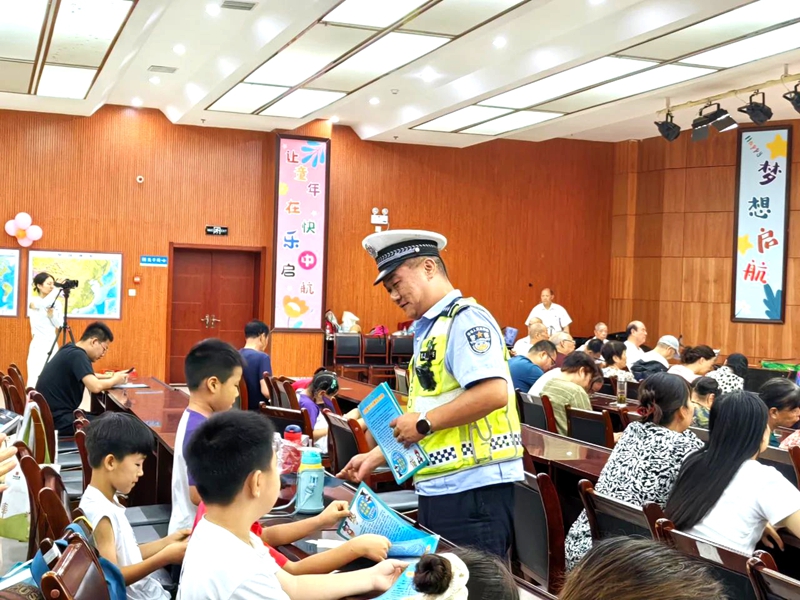 华州公安交警借力文艺汇演开展夏季交通安全宣传活动。