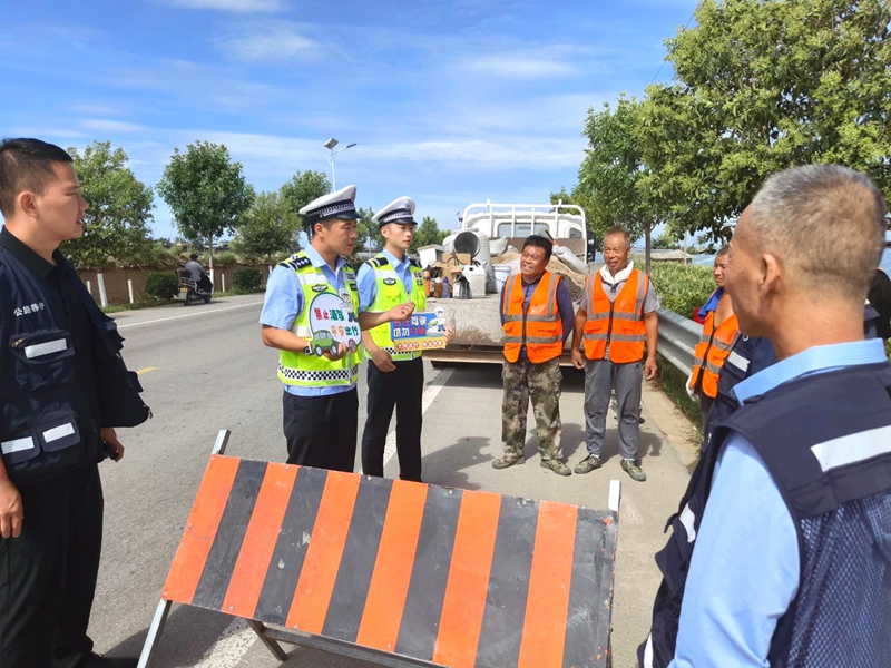 大荔交警对道路养护施工一线人员进行交通安全宣传。