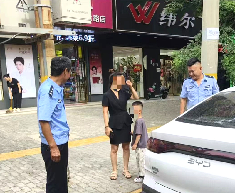 萌娃走失，澄城公安交警暖心提供帮助。