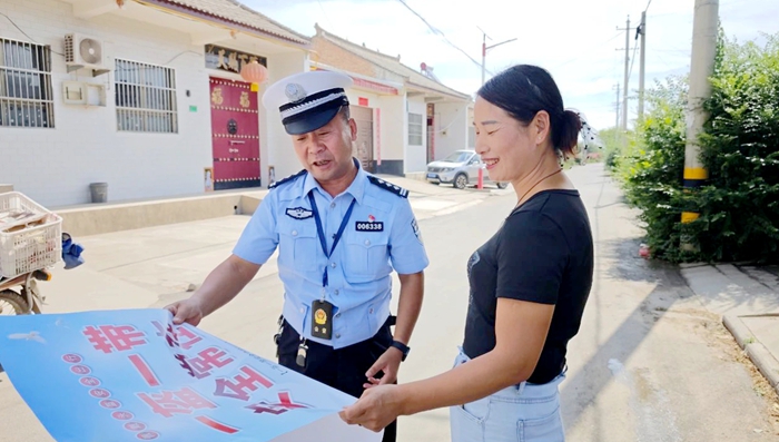 合阳交警走进国道沿线村庄东吴村开展“千村宣教”交通安全宣讲活动。