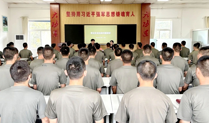 华州区法院开展“送法进军营”活动。