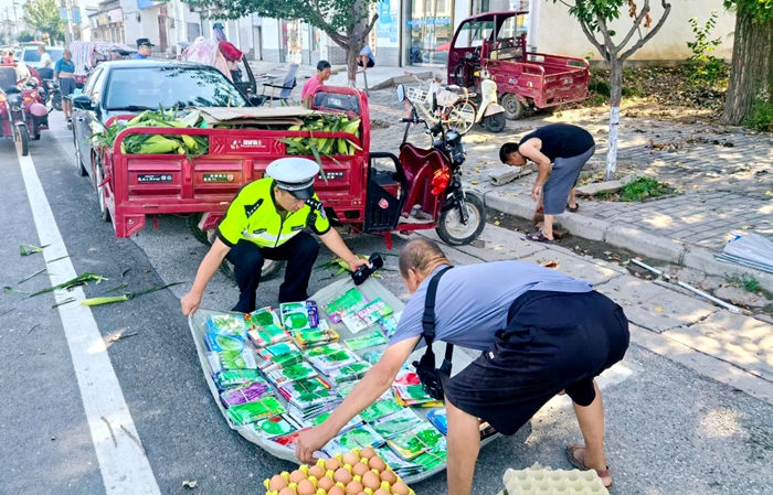临渭交警针对乡镇区域占用黑色路面摆摊设点的乱象开展专项整治与宣传活动。