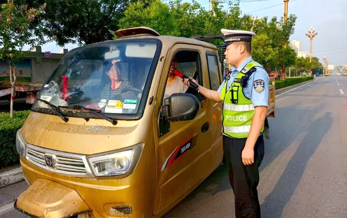 白水交警全力筑牢暑期“三夏”道路安全屏障。