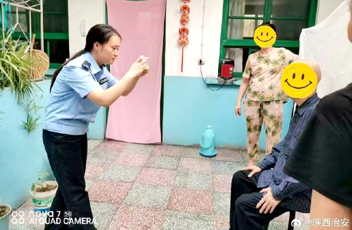 韩城公安上门为群众办理身份证。