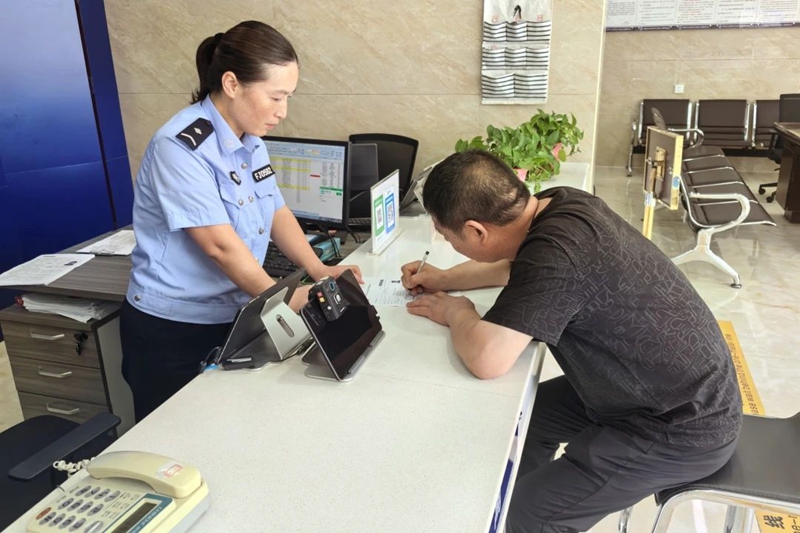 华州公安出入境三项措施应对暑期办证高峰。