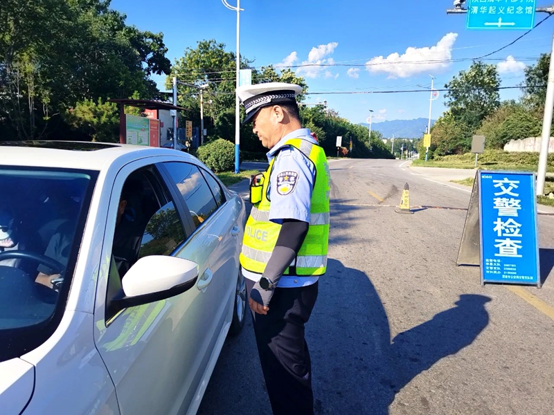华州交警严查交通违法行为。