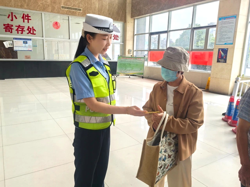 高新交警走进客运企业开展交通安全宣传活动。