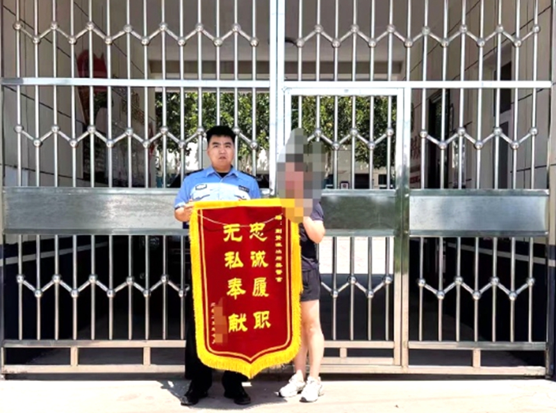 民警暖心引导孩子承认错误。