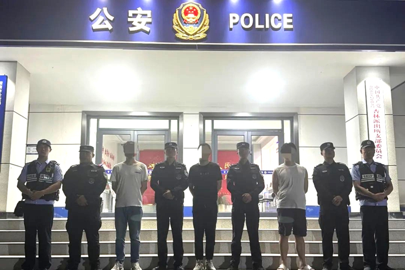 华州公安打掉一个夜间流窜张贴涉黄小广告违法团伙。