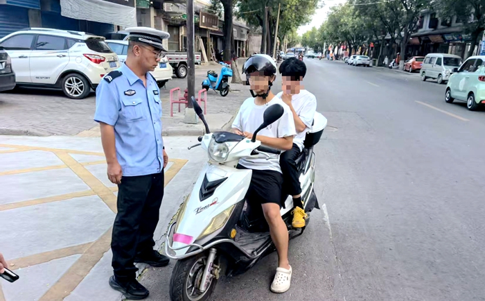 韩城交警开展未成年人违法骑行专项宣传教育活动。
