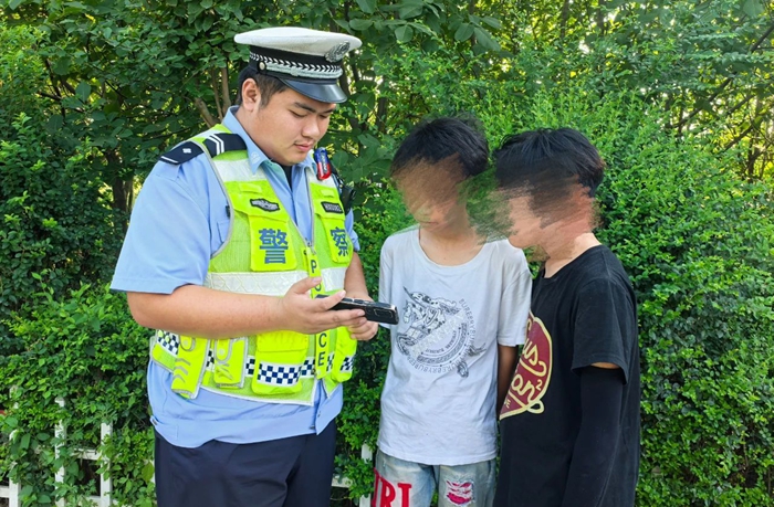 华州交警开展未成年人违法骑行专项宣传教育活动。
