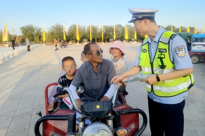 白水公安交警开展“未成年人和监护人”暑期交通安全宣传活动。