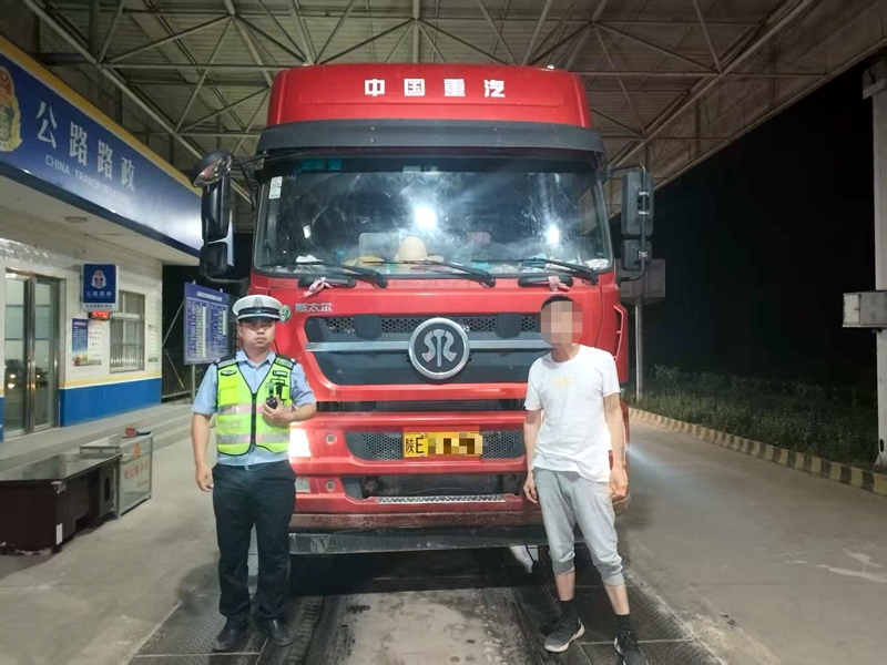 临渭交警查获一辆超载重型半挂牵引车。