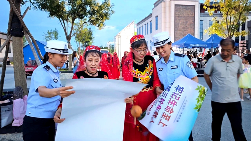 合阳交警为未成年人及家长送上暑期安全“锦囊”。