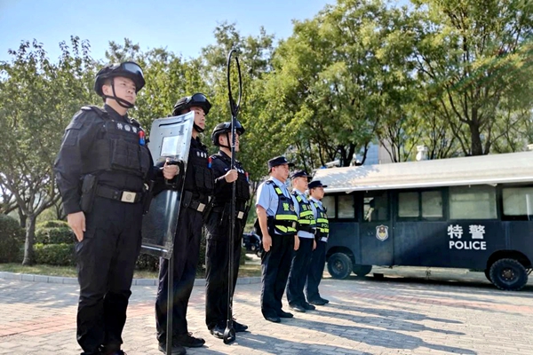 华州公安巡特警全力守护辖区平安。