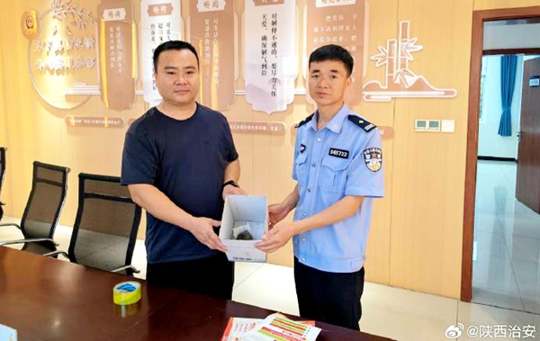 韩城西庄派出所民警与辖区群众接力救助一只国家“三有”保护动物——灰头麦鸡。