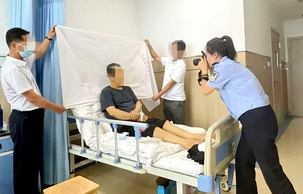 合阳公安上门为群众办理身份证。