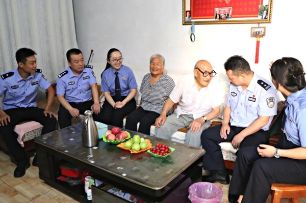 白水县人民检察院开展“八一”建军节走访慰问活动。