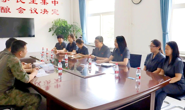 韩城法院开展送法进军营活动。 韩城法院开展送法进军营活动。