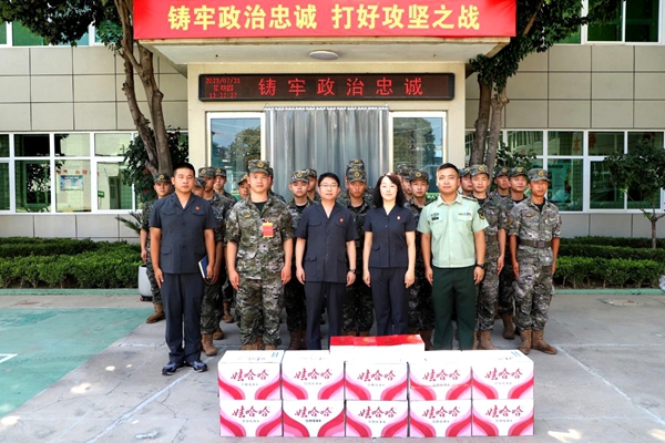 潼关法院“八一”建军节前夕慰问武警中队官兵。 潼关法院“八一”建军节前夕慰问武警中队官兵。