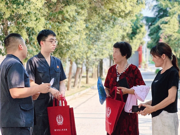 潼关法院法官干警走进乡村街道开展预防金融犯罪普法宣传活动。 潼关法院法官干警走进乡村街道开展预防金融犯罪普法宣传活动。