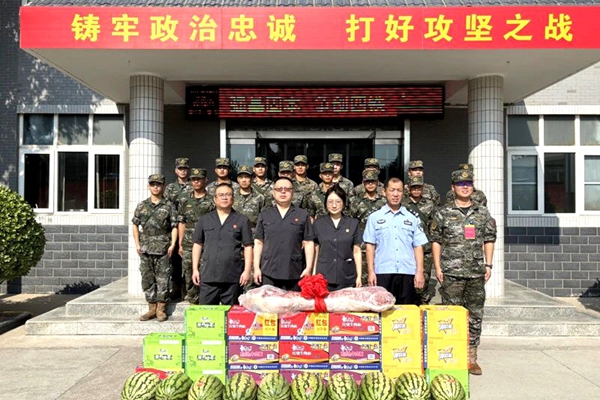 蒲城法院开展“八一”走访慰问活动。 蒲城法院开展“八一”走访慰问活动。