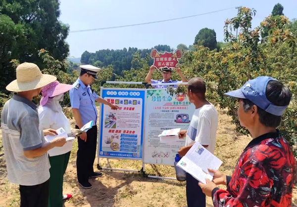 韩城公安交警开展花椒采摘期间交通安全宣传活动。