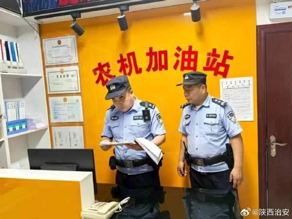 富平公安对加油站开展安全检查。