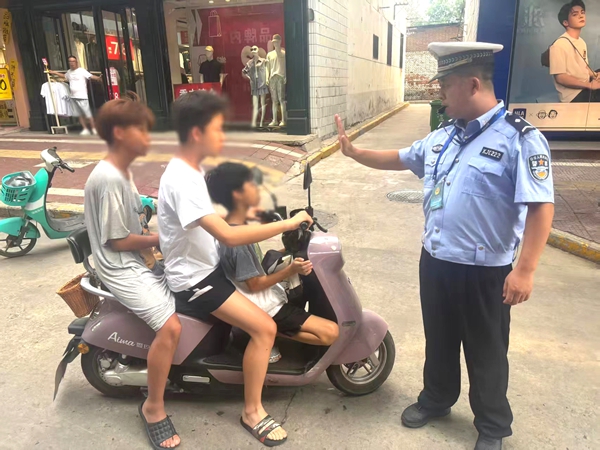 韩城公安交警严查未成年人交通违法行为。