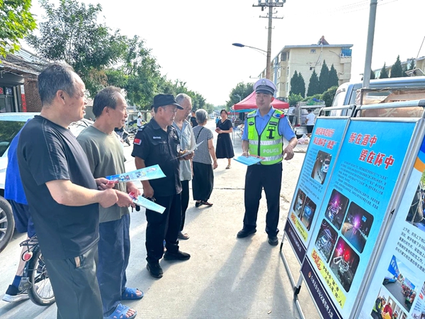 白水公安交警走进早市开展交通安全宣传活动。