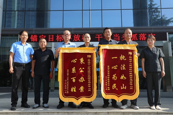 村民代表向韩城市人民法院综合审判庭工作人员送来两面锦旗和感谢信，对韩城法院综合审判庭公正高效化解双方纠纷表示诚挚感谢。