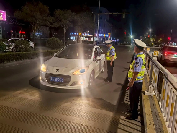 韩城交警开展夜查酒驾统一整治行动。