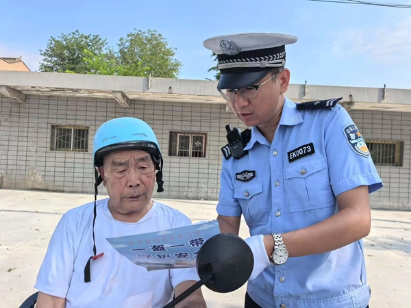 蒲城交警大队在辖区兴镇执法检查站开展交通安全宣传活动。
