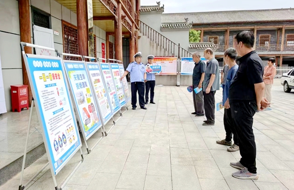 韩城交警深入农村开展交通安全宣传活动。