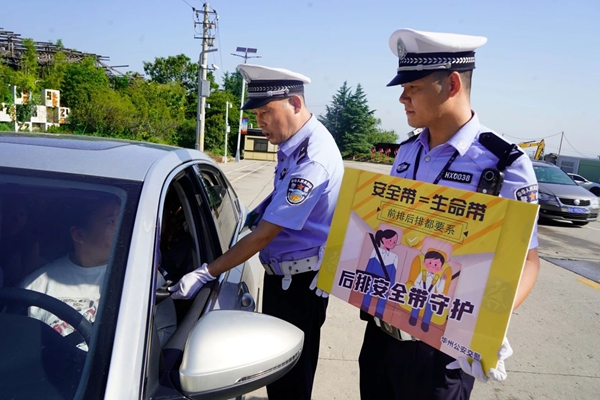 华州公安交警开展“后排安全带守护”专项宣传活动。