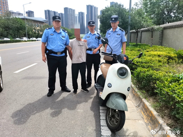 韩城民警出警途中顺便抓获偷车贼。