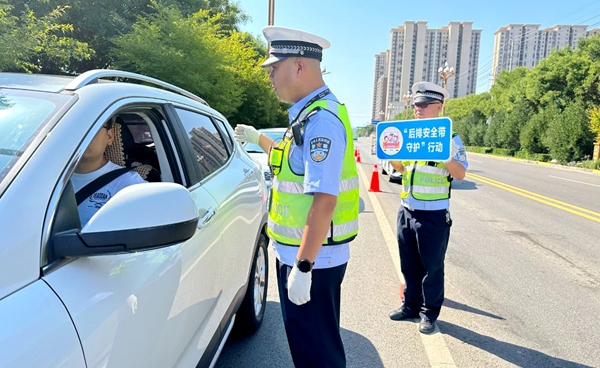 白水交警开展以“后排安全带守护”为主题的交通安全宣传活动。