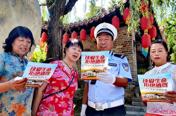 蒲城公安交警开展交通安全宣传活动。